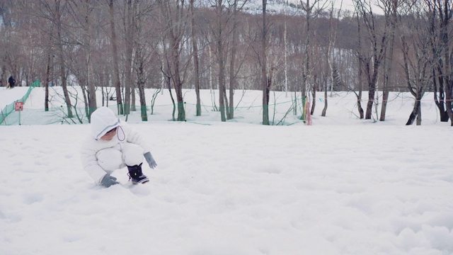 游客和孩子在外面的雪地里玩耍视频素材
