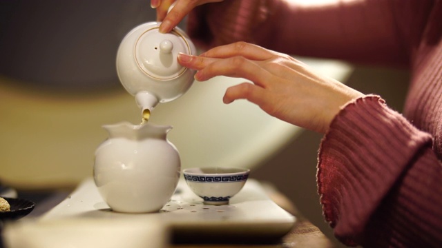 传统茶道倒茶。视频素材