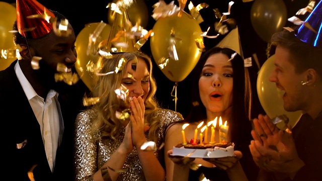 亚洲女人吹蜡烛上的蛋糕，生日聚会与朋友，庆祝视频素材