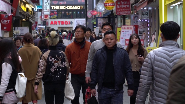 韩国首尔街头拥挤的人群视频下载
