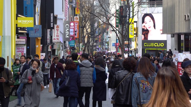 韩国首尔街头拥挤的人群视频下载
