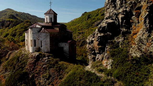 4K超高清鸟瞰图山上的修道院站在悬崖上视频素材