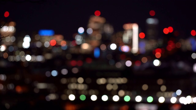 模糊的背景:波士顿高速到天际线摩天大楼城市景观日落视频下载