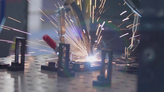 机器人手臂焊机在工厂工作。视频素材