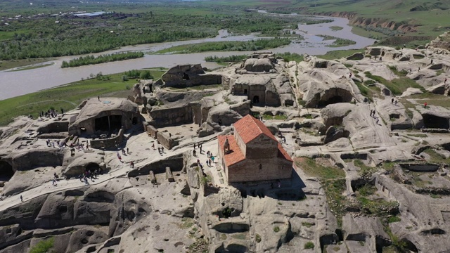 阿普里斯克是一个古老的洞穴城市。鸟瞰图视频素材