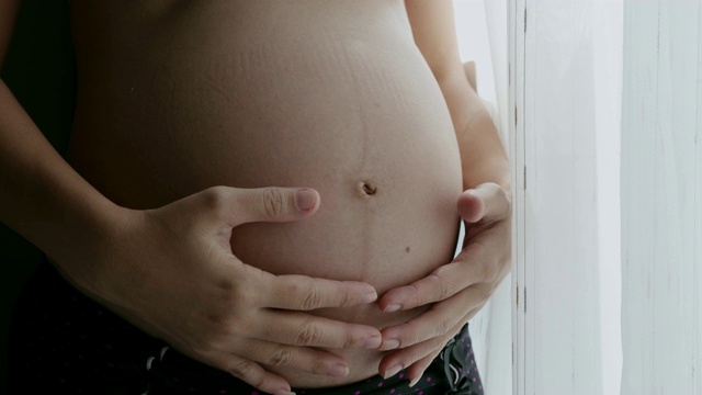 孕妇摸着自己的肚子视频下载