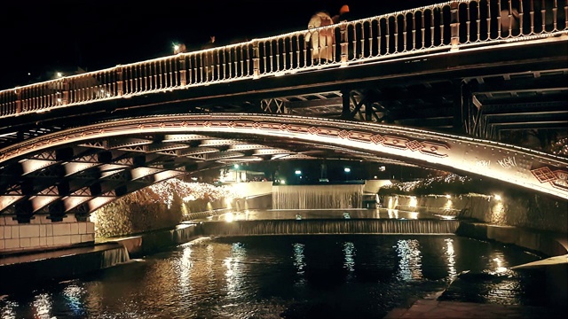 圣诞假期，人们穿过特里卡拉桥。视频下载