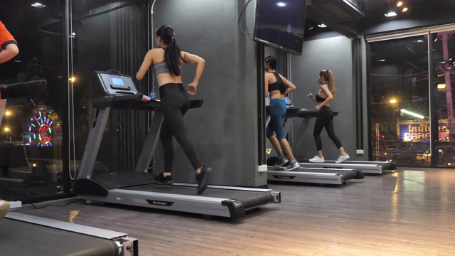 一群人在健身房锻炼视频下载