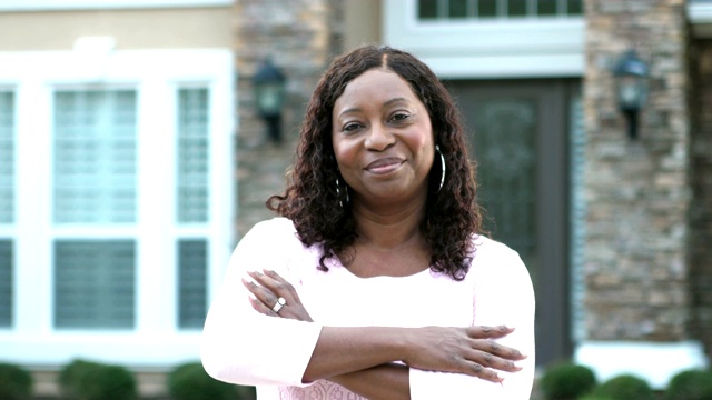 成熟的非裔美国女人站在屋前视频素材