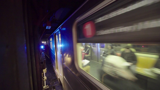 特写纽约地铁列车通过深隧道。视频素材