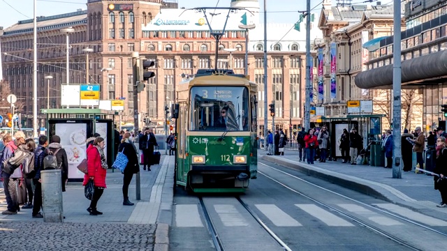 一段芬兰人使用城市有轨电车上班的时间。城市人的日常生活。芬兰赫尔辛基视频素材