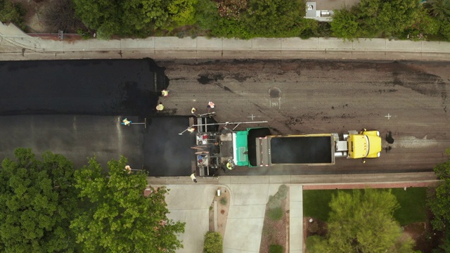 住宅街道上的道路铺设延时-无人机拍摄视频下载