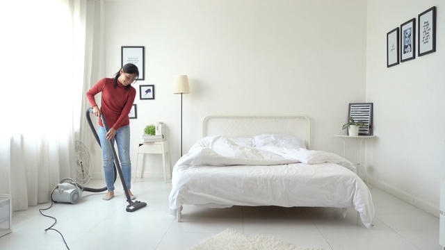 亚洲女人用吸尘器打扫房间视频下载