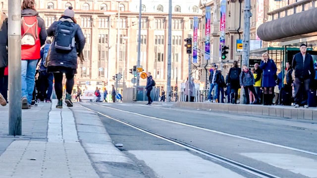 近距离观察:欧洲人早上去上班的日常生活。使用城市有轨电车。视频素材