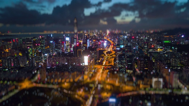 日落之夜，照亮著名的深圳市交通路口航拍全景4k倾斜shift时间推移中国视频素材