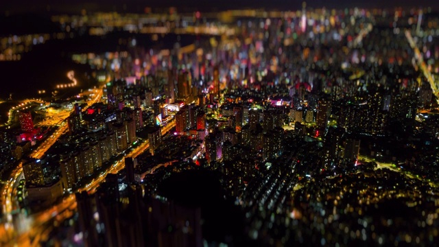 夜间深圳市区交通道路街道道路航拍全景4k倾斜移位时间推移中国视频素材