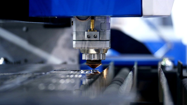 现代工业机器人焊接激光切割工具。金属的工作。视频素材