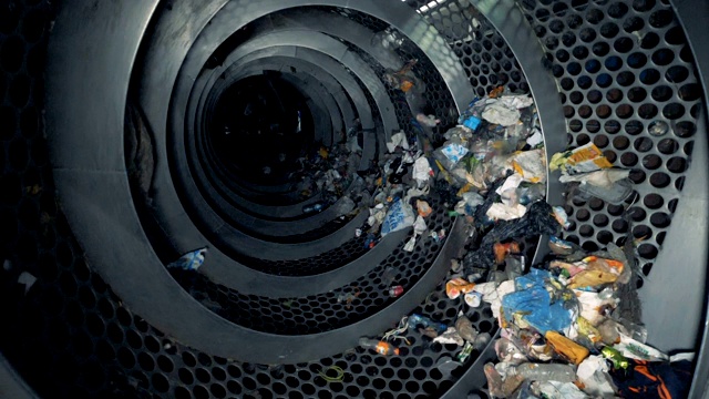 工厂的回收过程。旋转机器在废物中心回收垃圾。视频素材