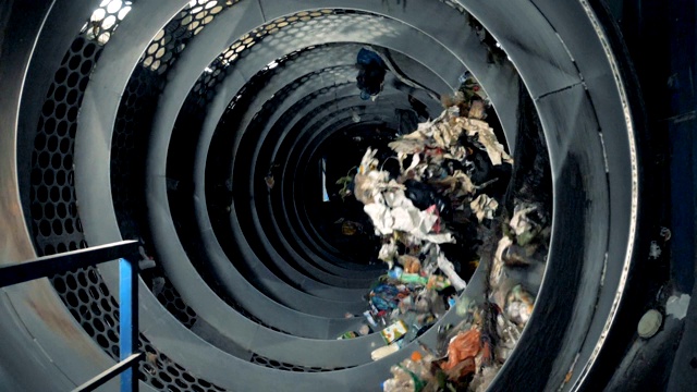 许多家庭垃圾被分类放入一台机器进行回收。视频素材