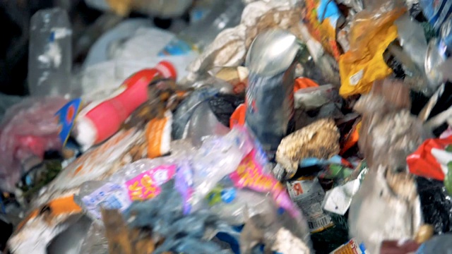 分类后的垃圾在专门的回收机器中移动。4 k。视频素材
