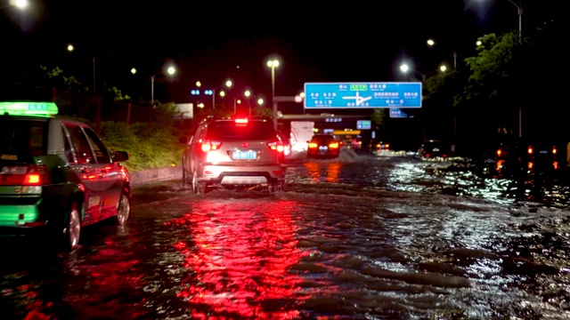 暴雨淹没了高速公路。视频素材