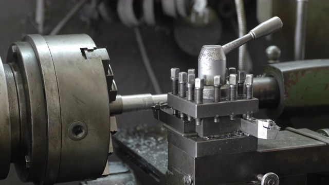 工人手用游标卡尺在工业工厂的车床上测量工件的细节尺寸。慢动作视频下载