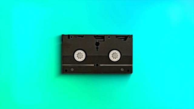 盒式磁带从录像机中旋转，同时录制视频视频素材