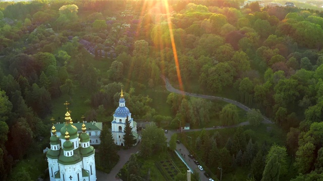 鸟瞰Vydubychi修道院，日落时分，基辅，乌克兰视频素材