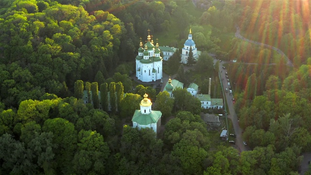鸟瞰Vydubychi修道院，日落时分，基辅，乌克兰视频素材