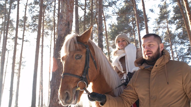 在森林里，一个女人在男朋友的帮助下骑马视频下载