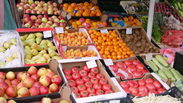 一个移动的镜头显示水果和蔬菜在绿色市场视频下载
