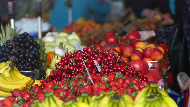 一个水果和蔬菜市场，人们正在购买一些新鲜的水果和蔬菜视频下载