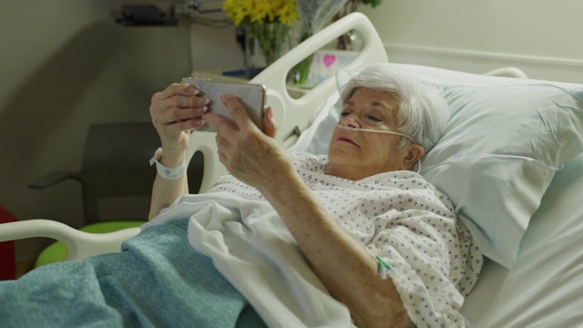 美国犹他州盐湖城，一位老年妇女在医院病床上用手机视频聊天视频下载