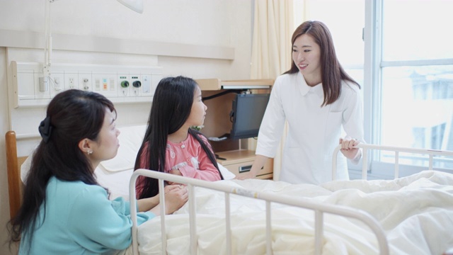 儿科护士安抚病房母婴的慢镜头视频素材