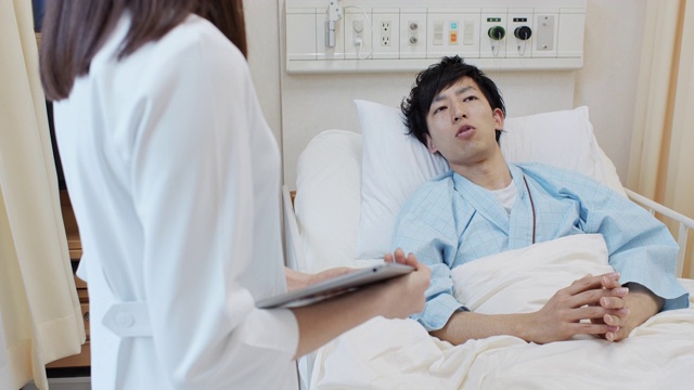 护士与卧床康复的病人谈话视频素材