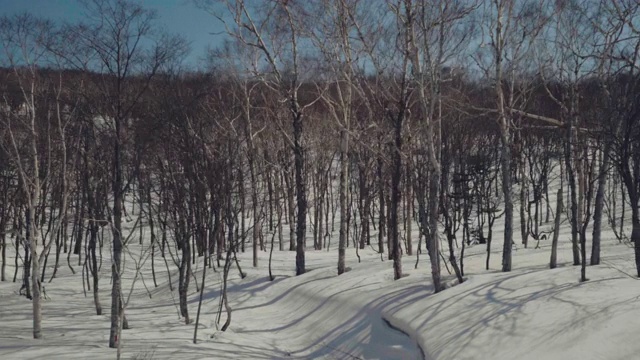 冬天在山路上开车视频素材