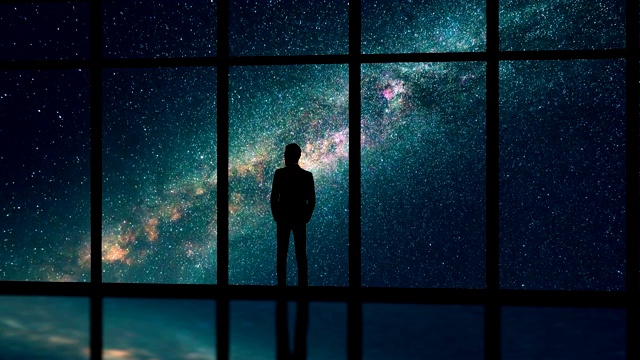 在星空的背景下，站在窗边的男性。时间流逝视频素材