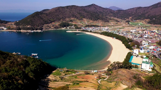 韩国庆尚南道南海县的Sangju银沙海滩和村庄视频下载