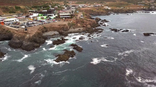 无人机片段，鸟瞰图的La Bufadora海洋间歇泉或气孔在恩塞纳达，蓬班达半岛，太平洋，墨西哥视频素材