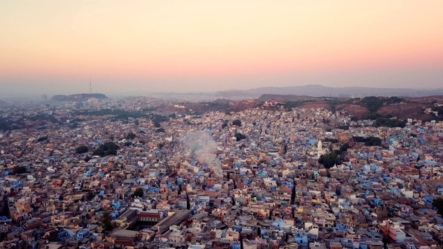 日出时分，印度拉贾斯坦邦焦特布尔的蓝色城市村庄。视频素材