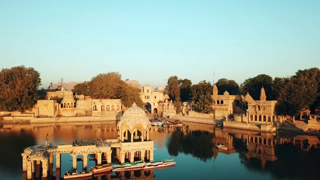 神殿和寺庙在迦得西撒尔湖，贾伊萨尔默，印度-拉贾斯坦邦。视频下载