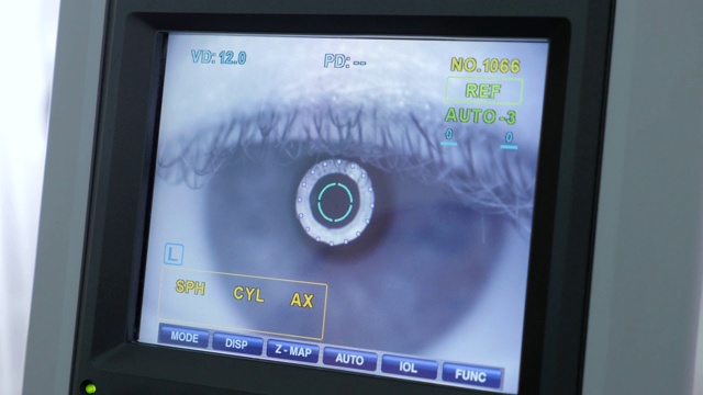 临床配备现代眼科设备。角膜测量仪-现代自动检查眼球的机器。视频下载