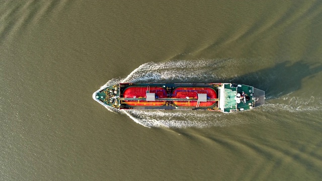 航拍俯视图油船全速与美丽的波浪模式去炼油厂装卸运输。视频下载
