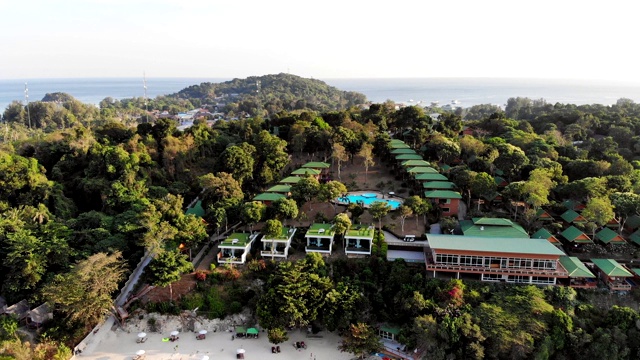 度假村位于热带海洋的白色海滩山丘上，位于利佩岛视频下载