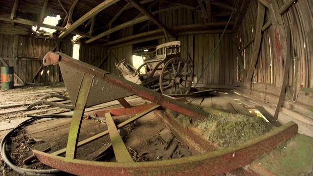 废弃谷仓里的乡村农具视频素材