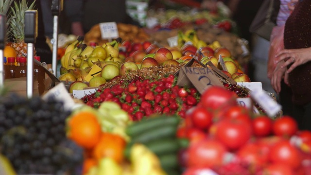 水果蔬菜市场和人们购买蔬菜的延时镜头视频下载