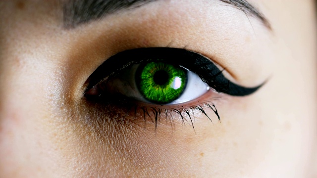 眼睛虹膜收缩，女人绿眼瞳孔扩张视频素材