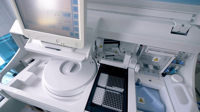 医院机器，实验室设备在一个现代化的诊所工作。视频下载