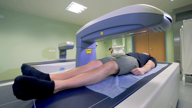 体层摄影机在病人身上起作用。MRI, CT, PET扫描仪工作。视频素材