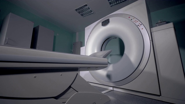 MRI扫描设备。医院里的大型断层扫描机视频素材